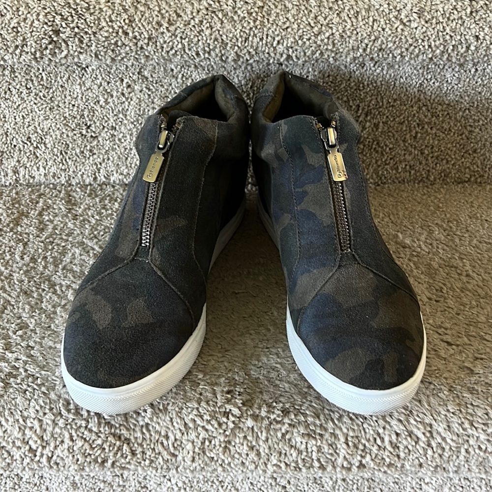 Blondo camo waterproof wedge sneaker